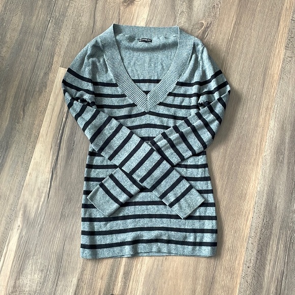 Express V neck sweater - Picture 1 of 9